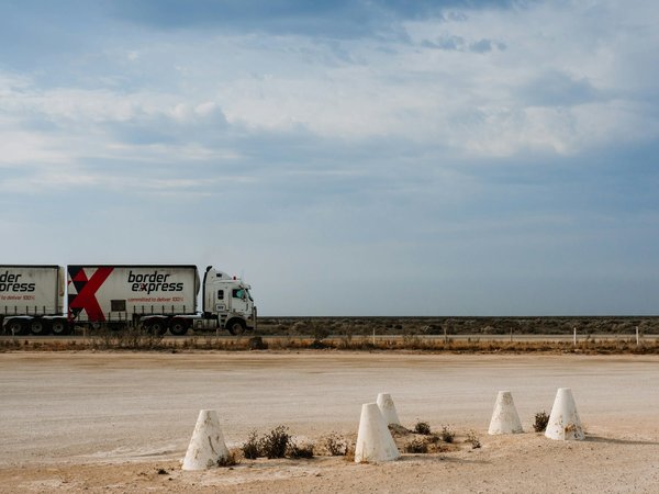 Quels dispositifs de sécurité sont recommandés pour les camions de transport de marchandises?