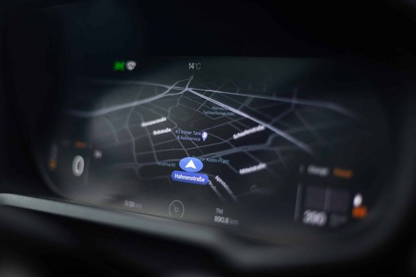 Comment installer un système de navigation GPS intégré sur une voiture ancienne ?
